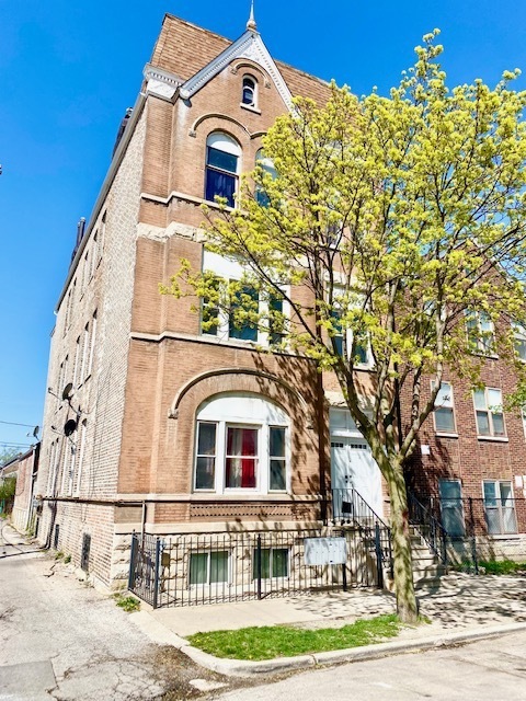 Chicago Condo: 2244 South Spaulding Ave