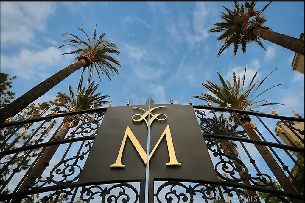 Woodland Hills Condo: 21500 Burbank Blvd
