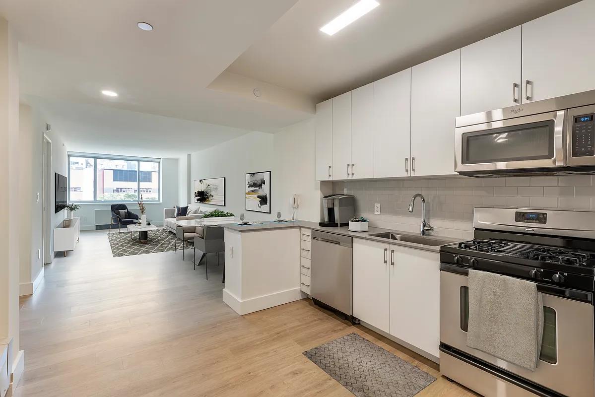 Manhattan Condo: 515 West 52nd St