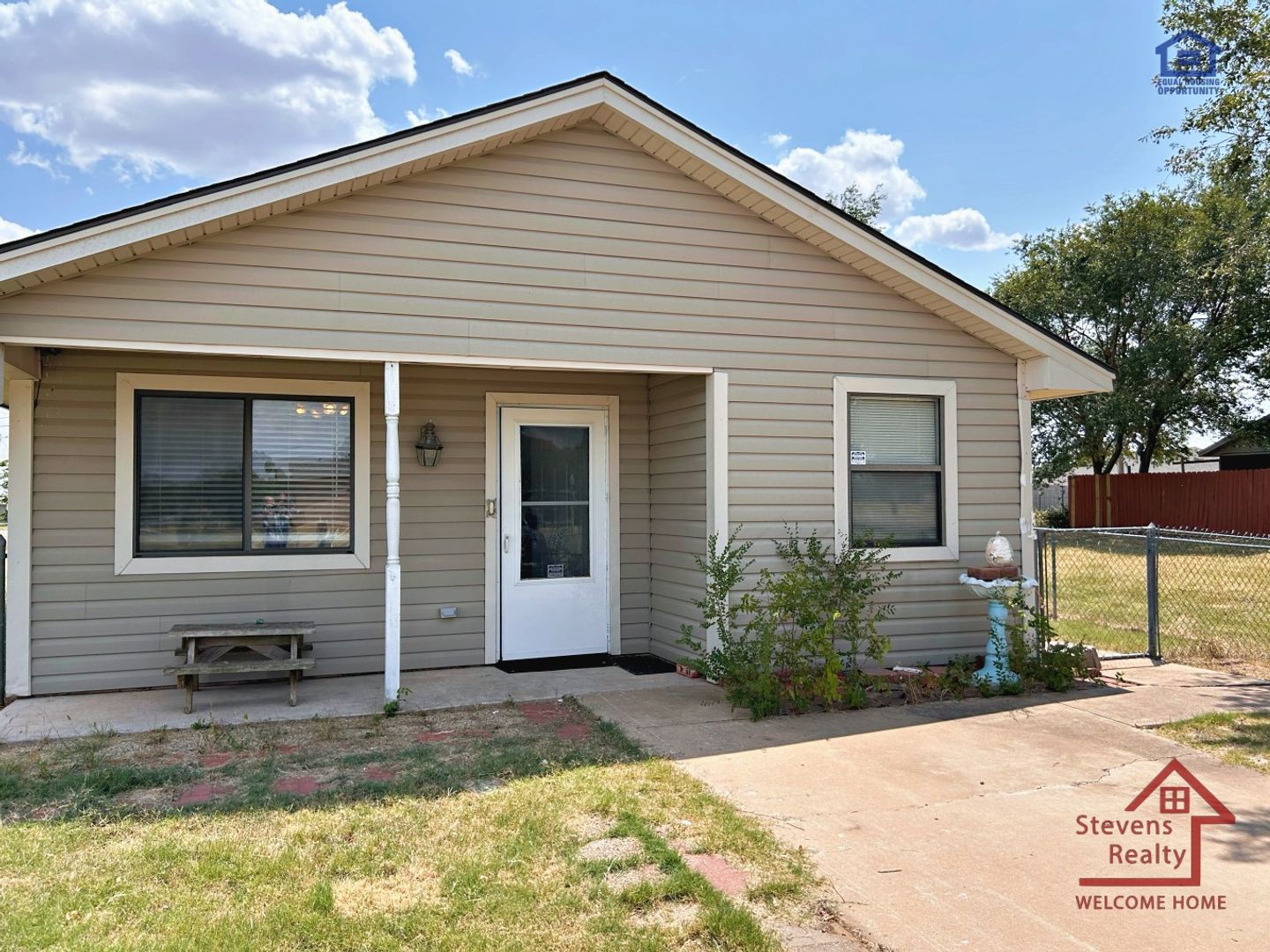 Lawton House: 1302 SW Texas Ave
