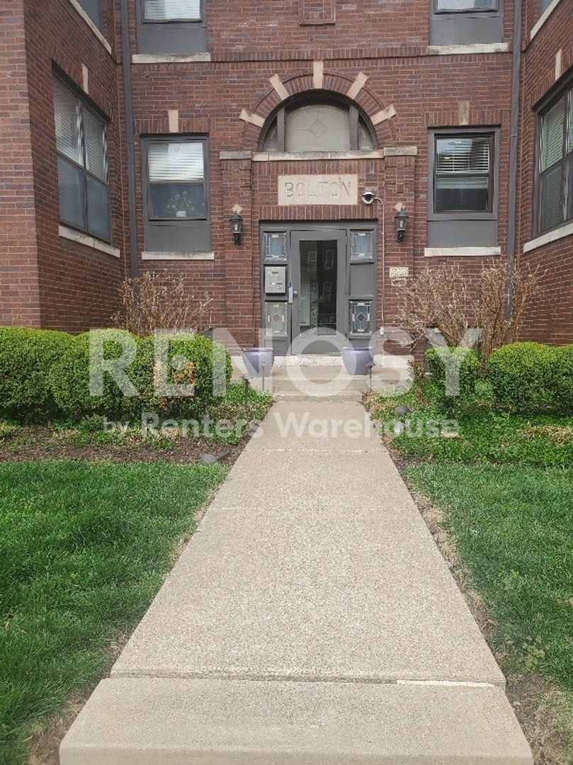Saint Louis House: 5625 Pershing Ave