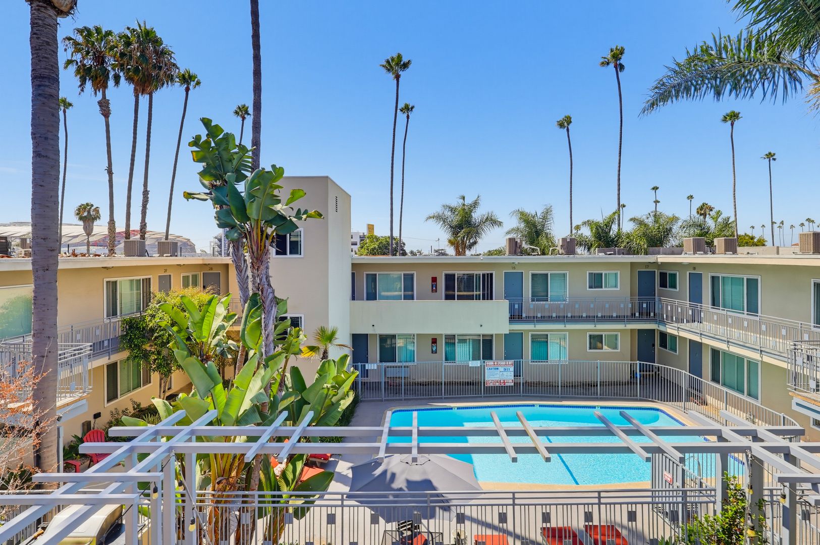 Inglewood Condo: 621 E 99th St