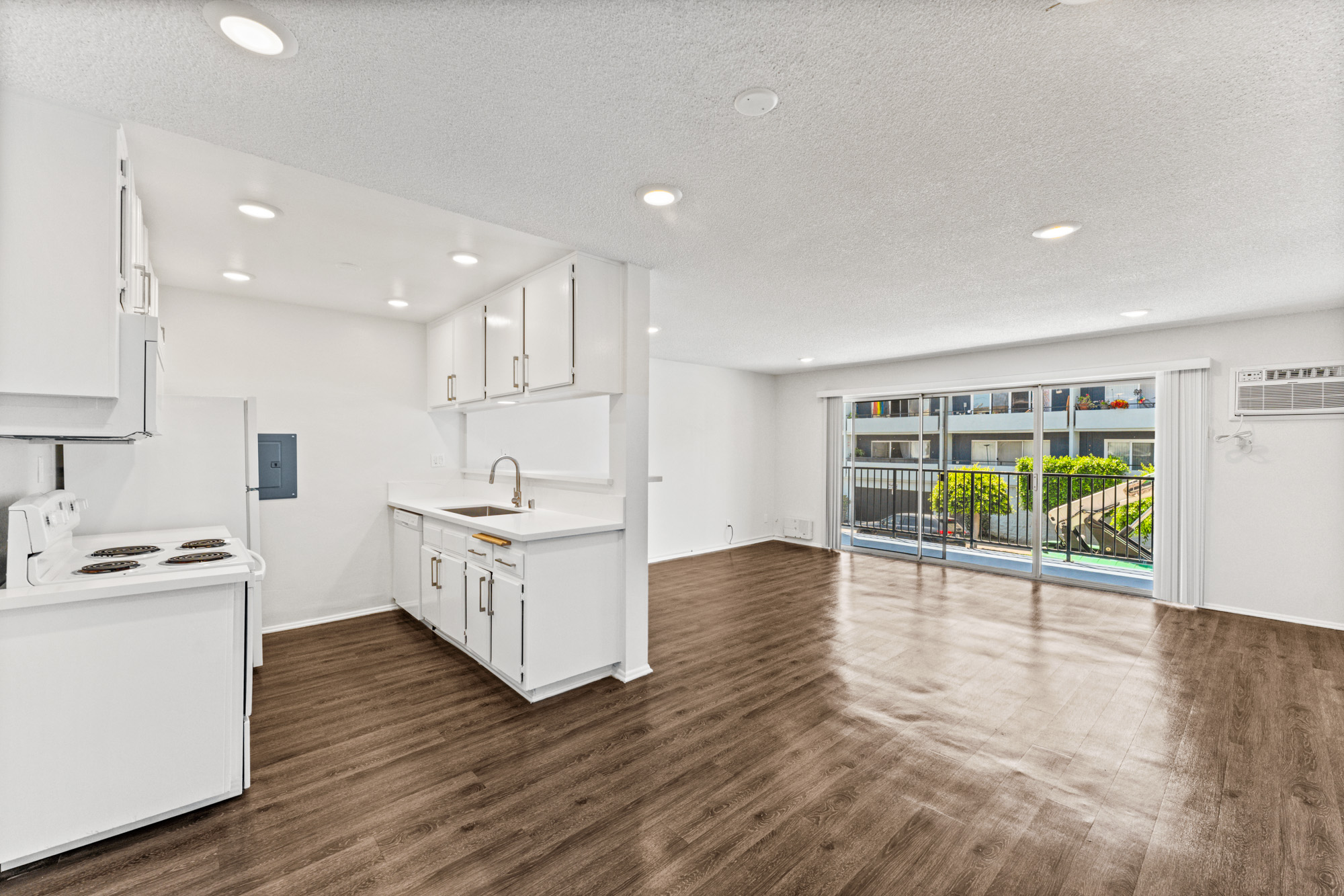 Long Beach Apartment: 206 Euclid Ave