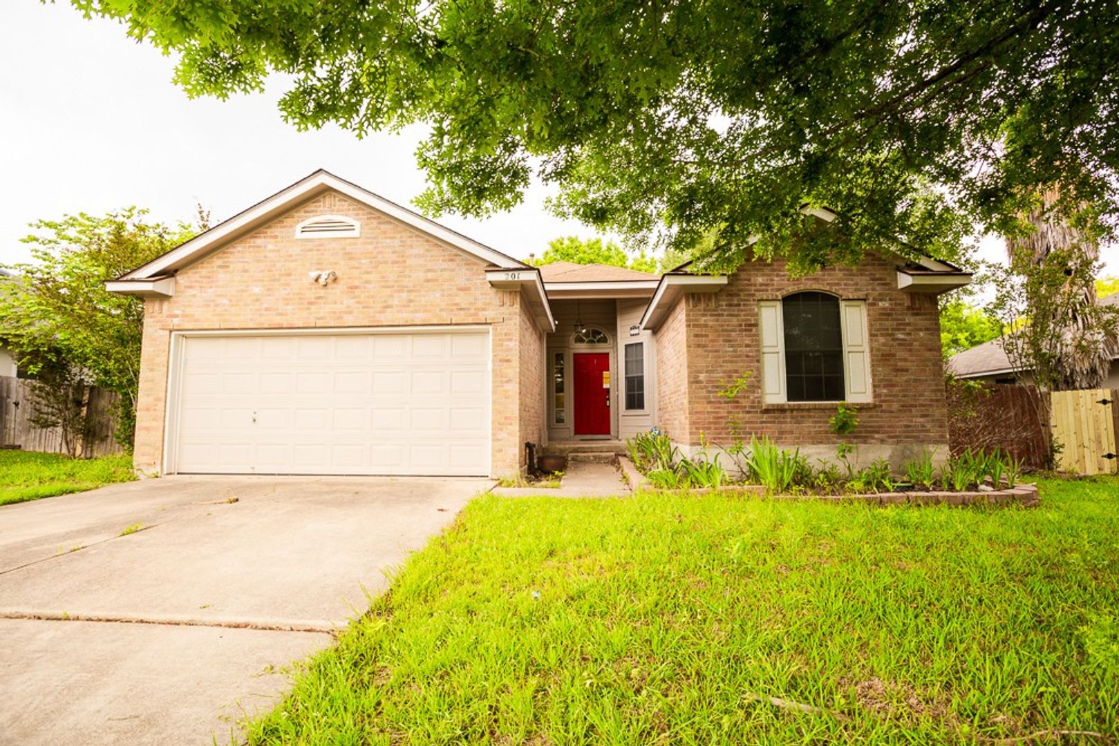 Hutto House: 201 Little Lake Road