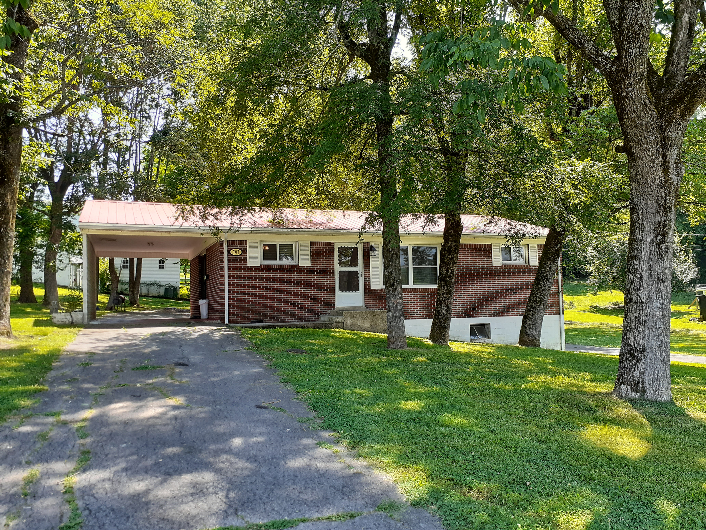 Woodbury House: 707 S Mccrary St