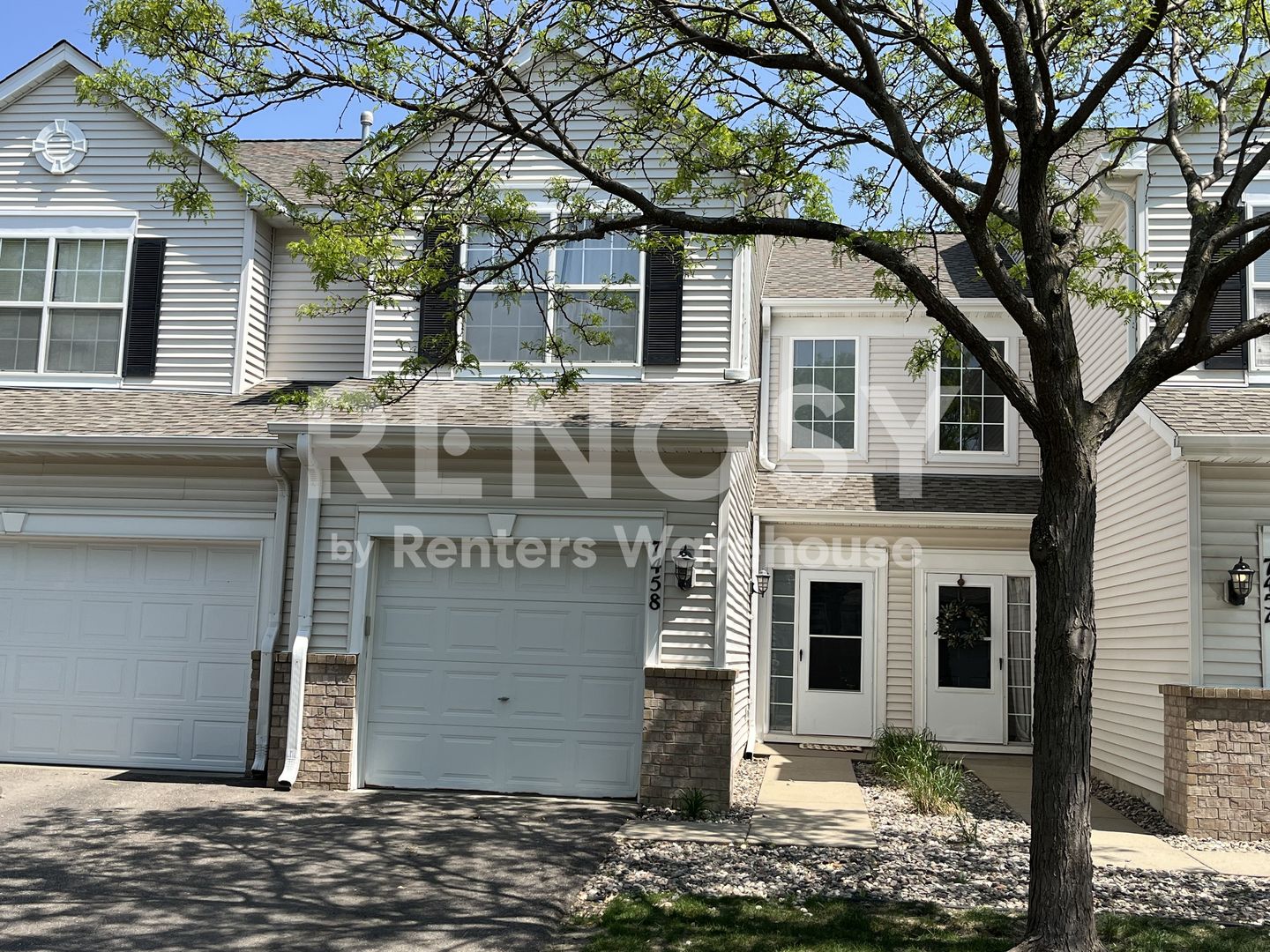 Shakopee House: 7458 Derby Ln
