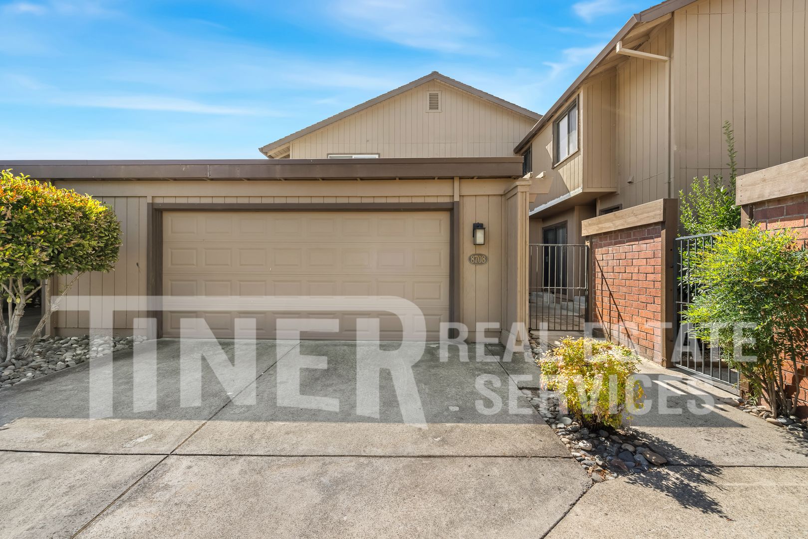 Fair Oaks House: 8708 Bluff Lane