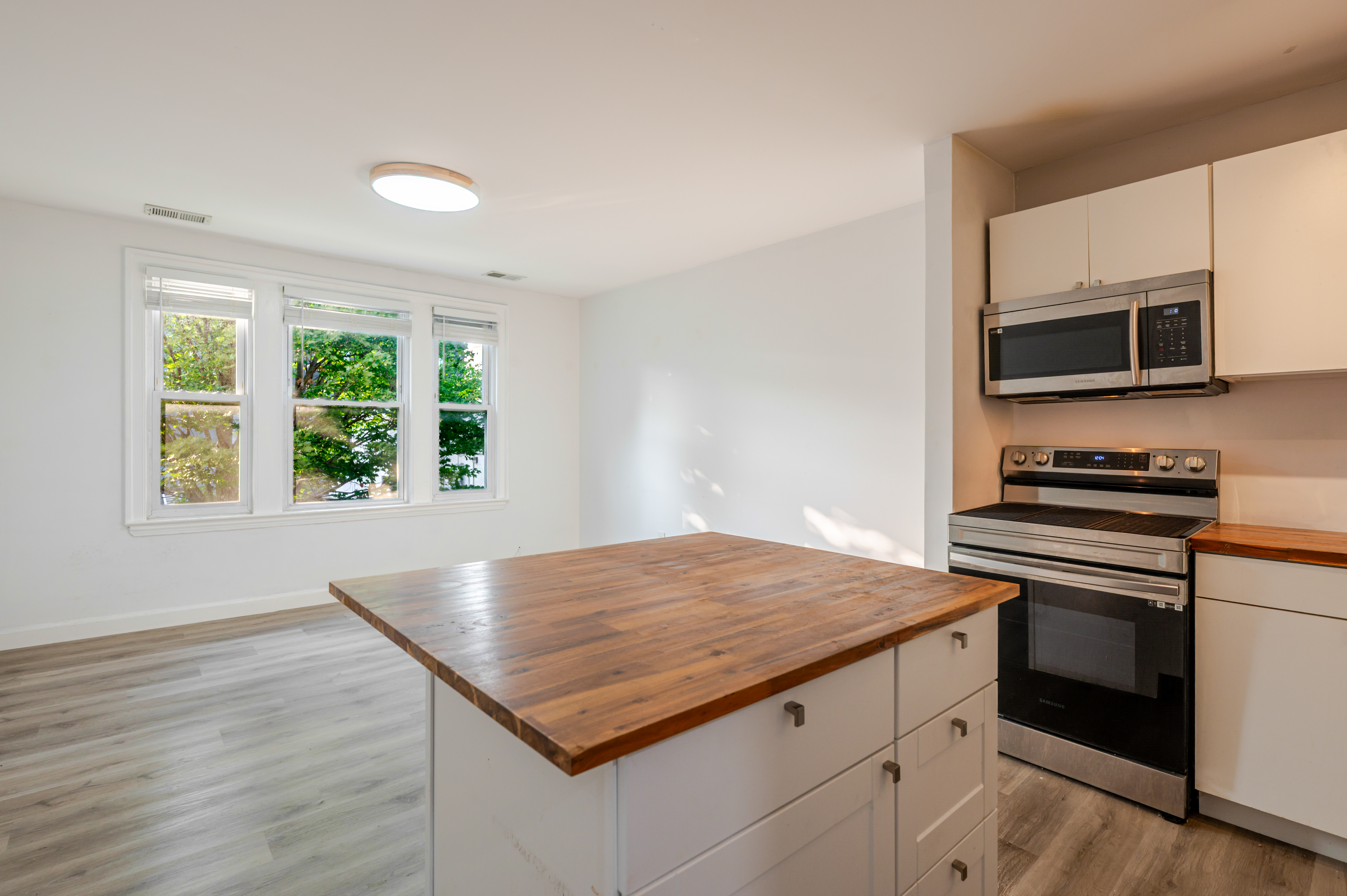 Washington Condo: 1208 16th St NE