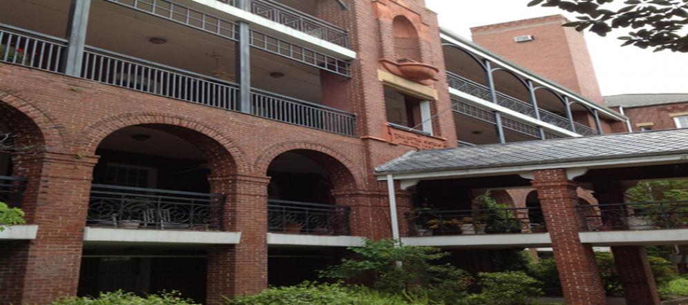 Savannah Condo: 222 East 37th St.