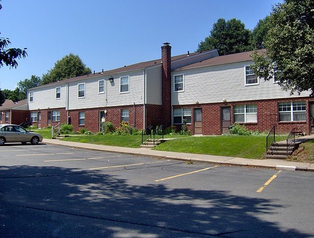 Enfield Condo: 4 Thistle Lane