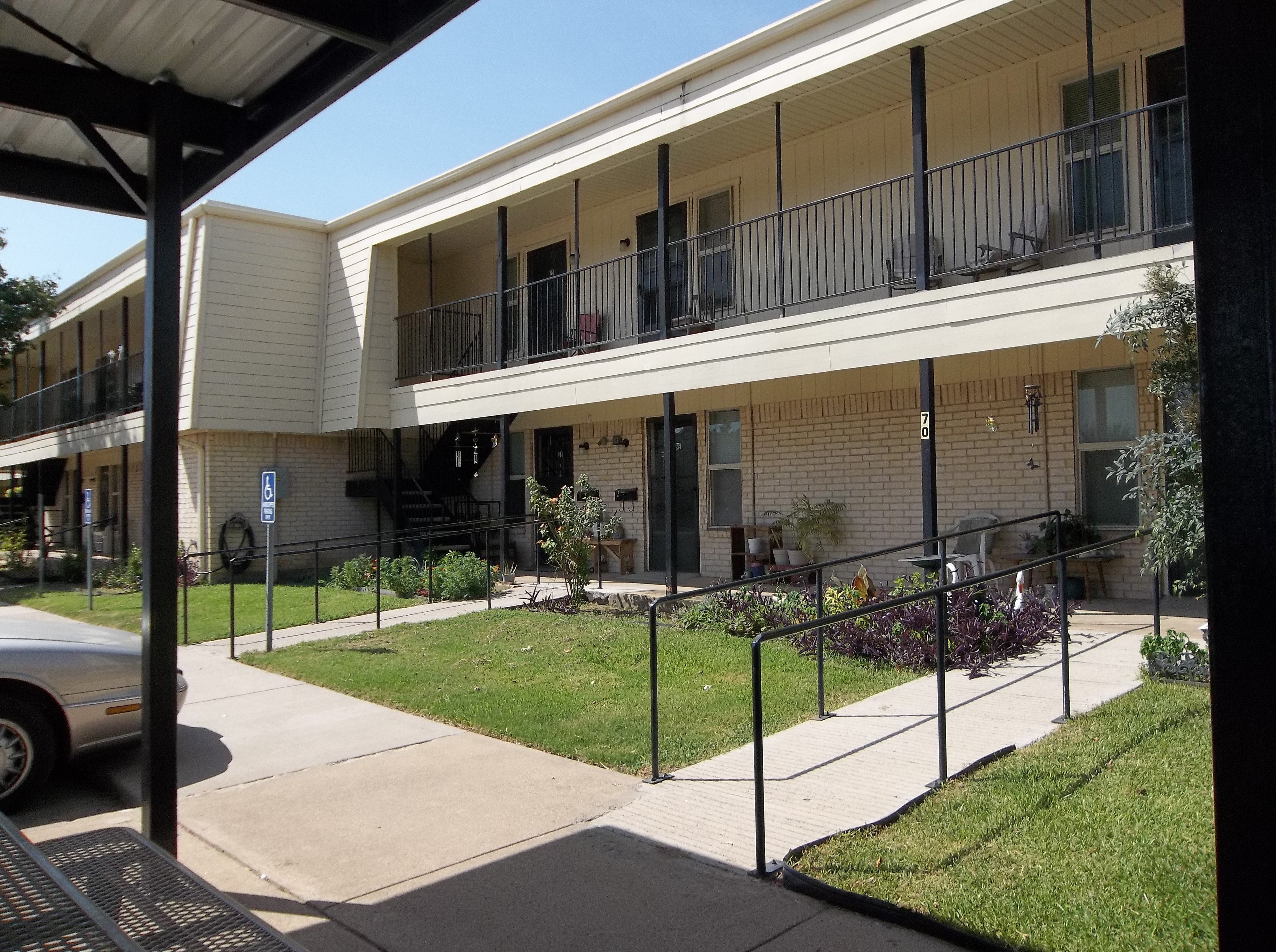 Burleson Condo: 321 SW Thomas