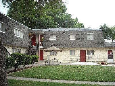Lockhart Condo: 499 W. San Antonio