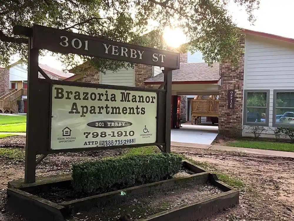 Brazoria Condo: 301 Yerby St.