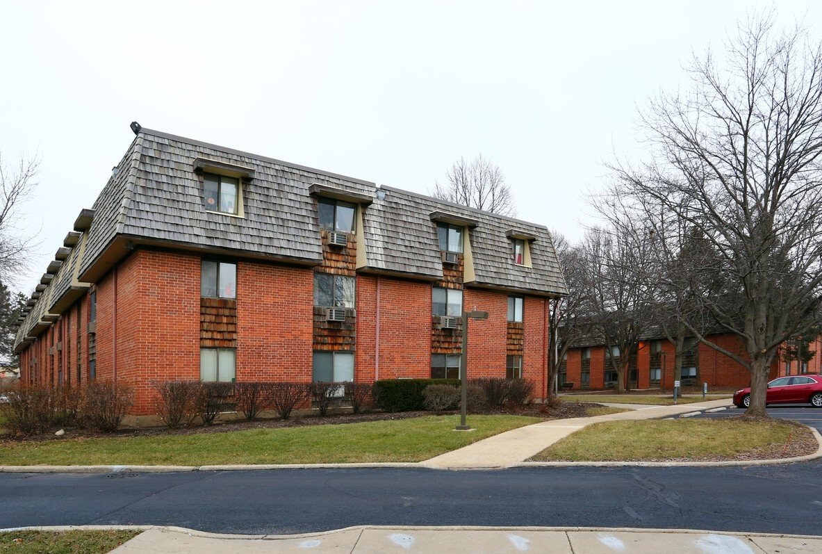 Elgin Condo: 1350 Fleetwood Dr.
