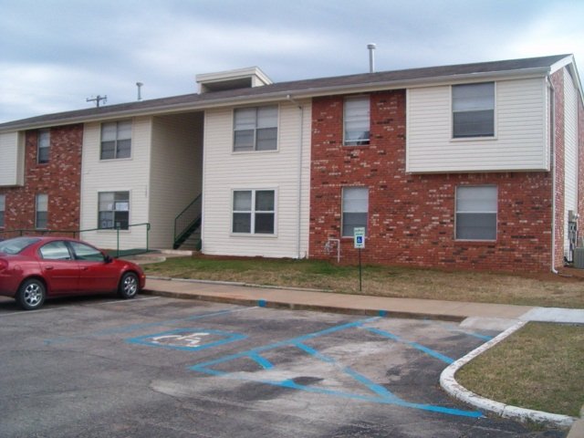 Henryetta Condo: 205 New Lake Rd.