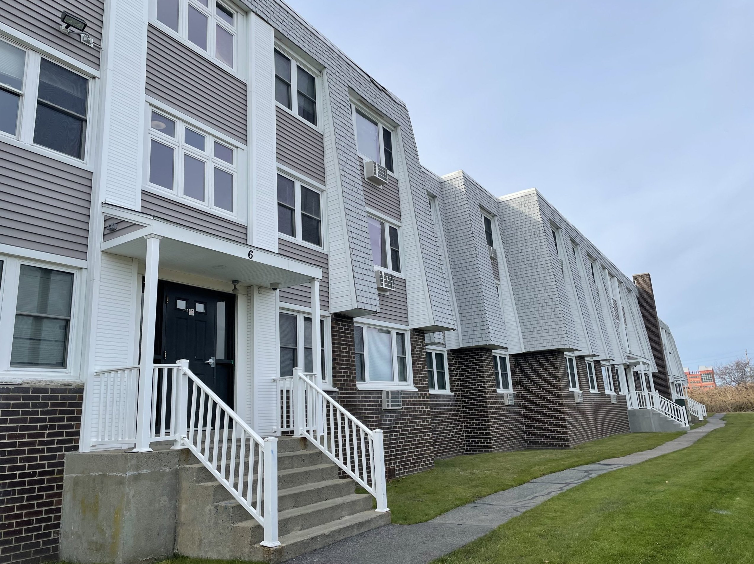 Newport Condo: 143 3rd St.