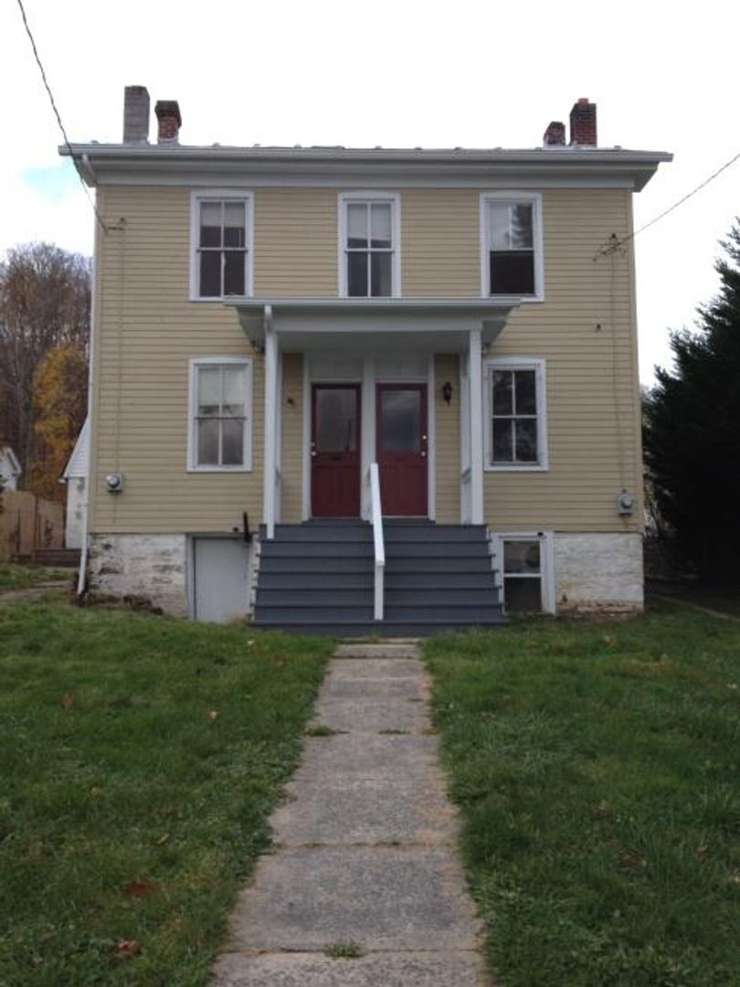 Newport House: 19 N 5th St