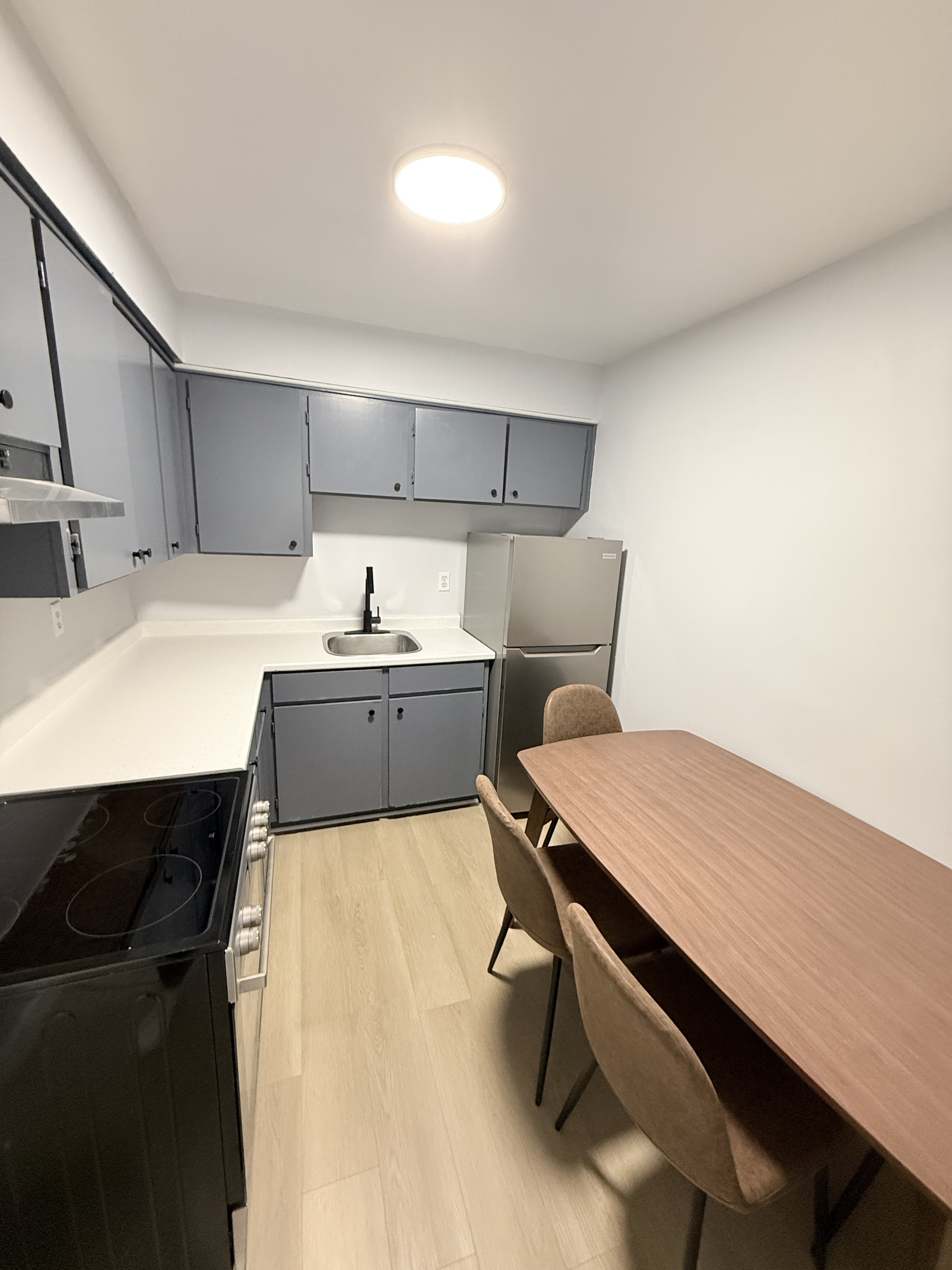 Windsor Condo: 1989 Wyandotte St W