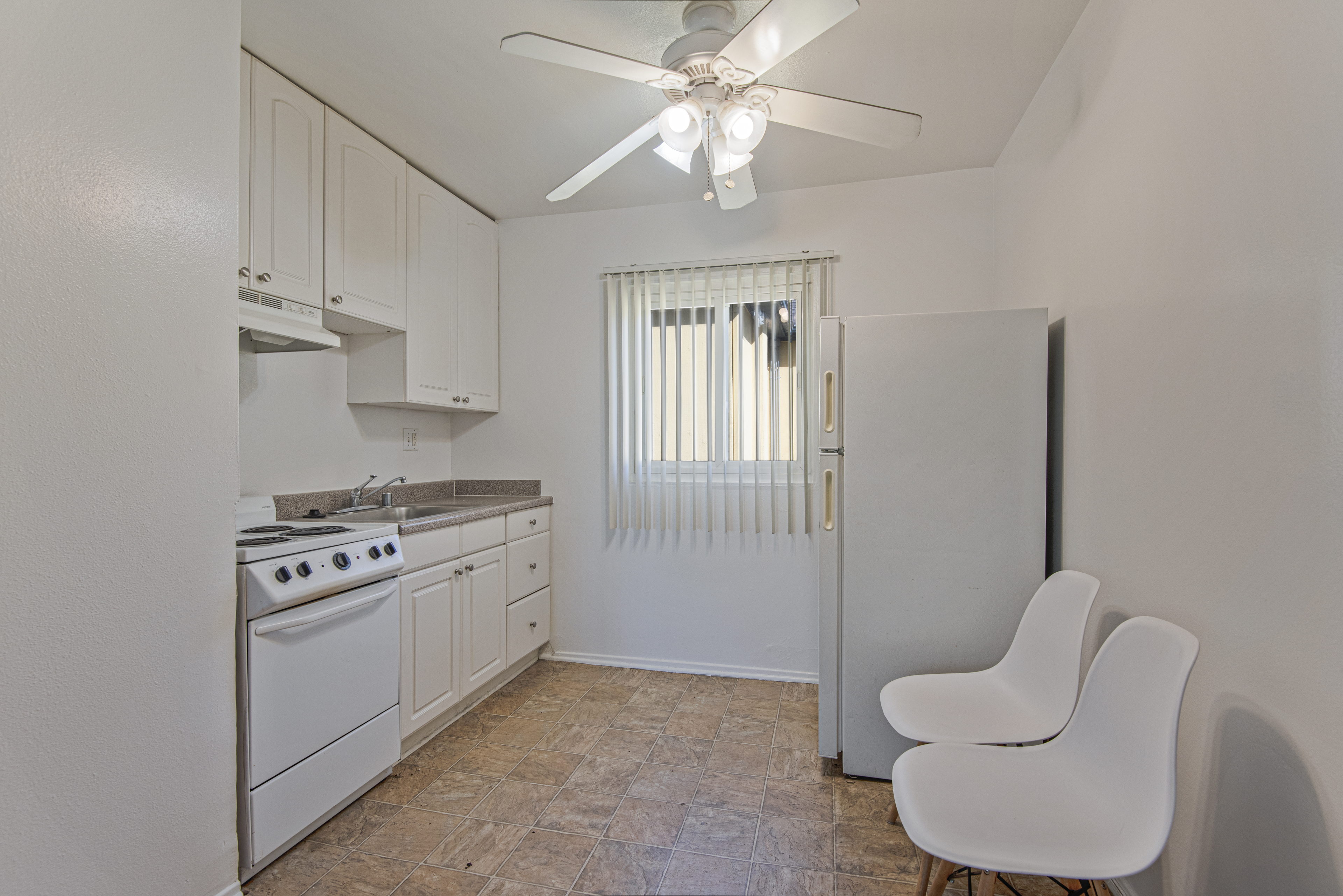 Los Angeles Apartment: 5843 W 88th St