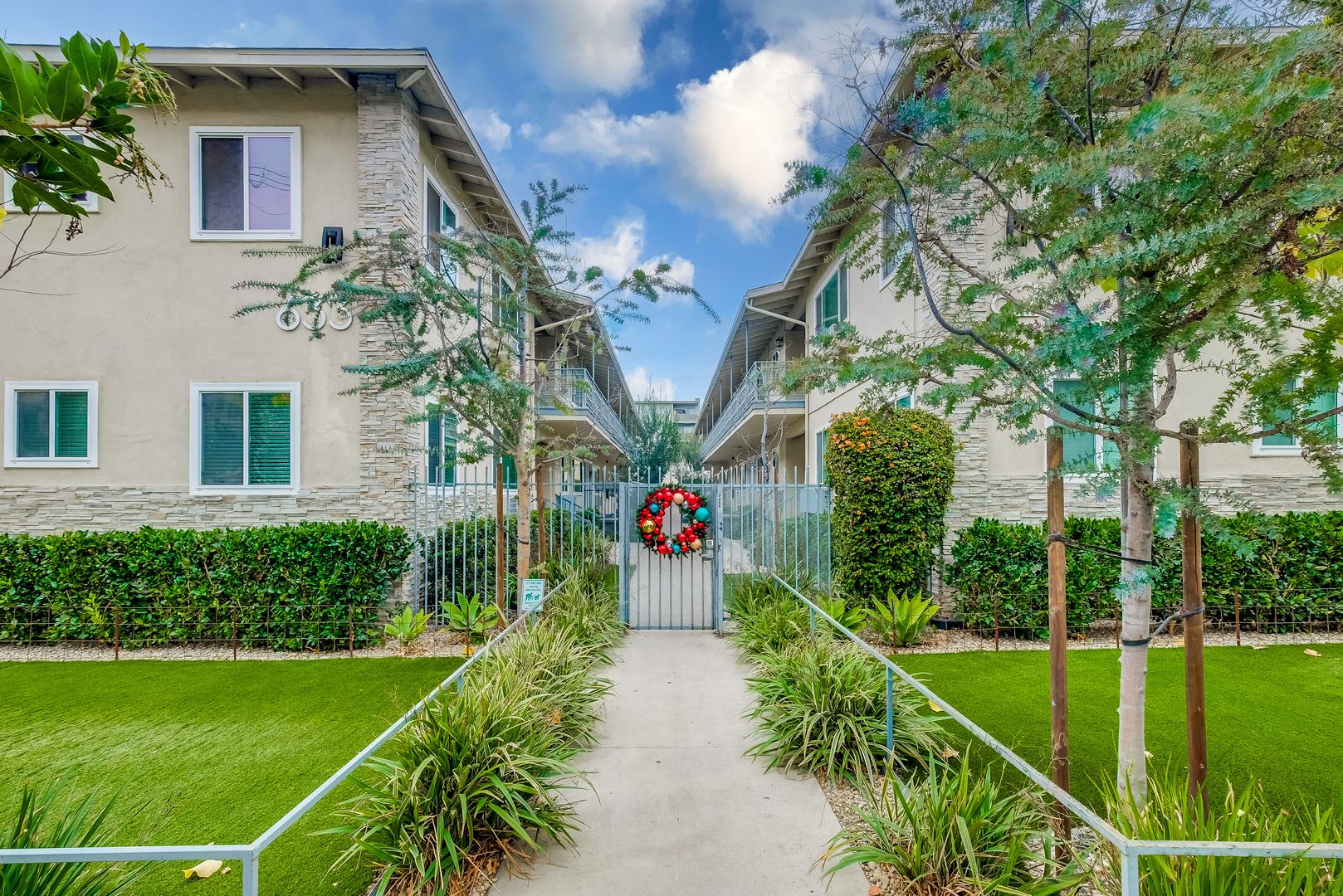Inglewood Condo: 633 W Hyde Park Blvd