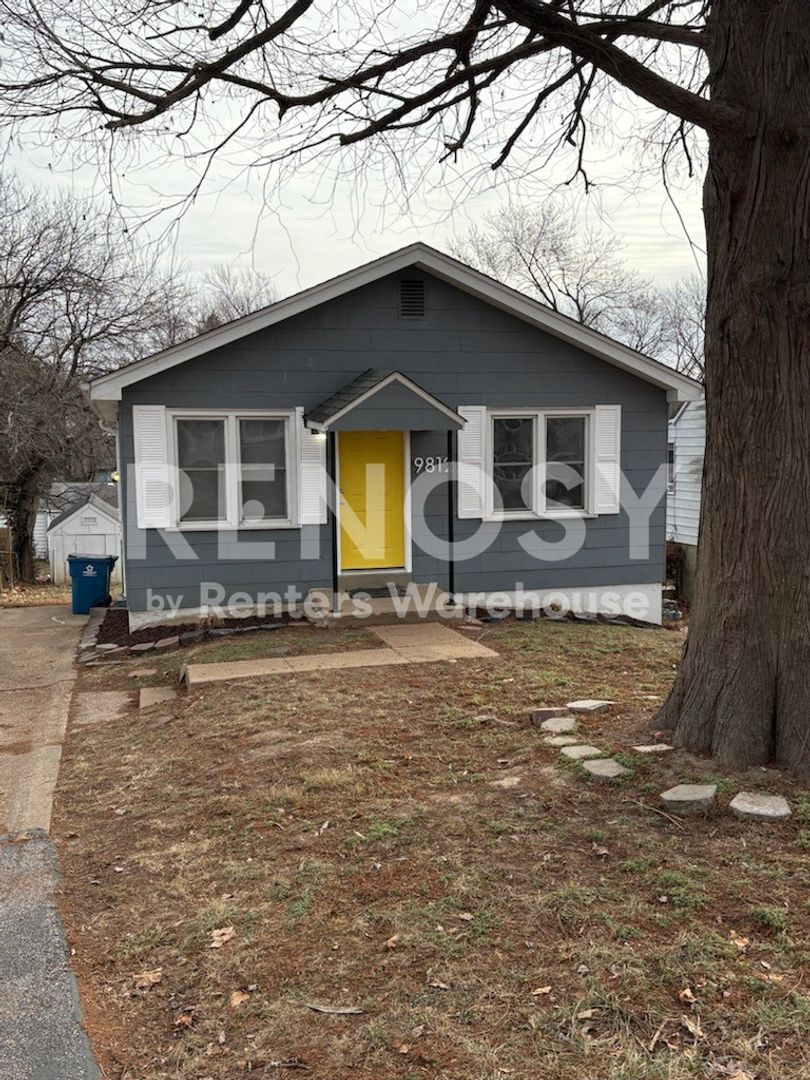 Saint Louis House: 9812 Balboa Dr