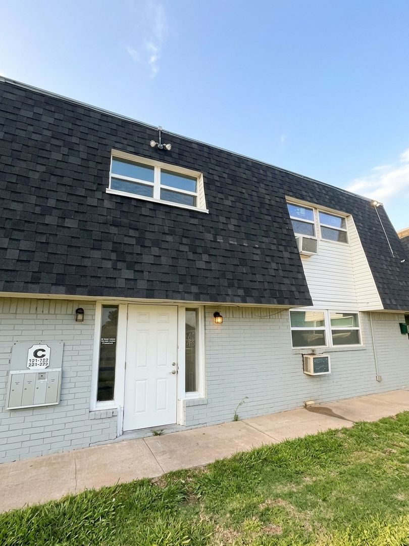Lawton Apartment: 2110 NW Lindy Ave