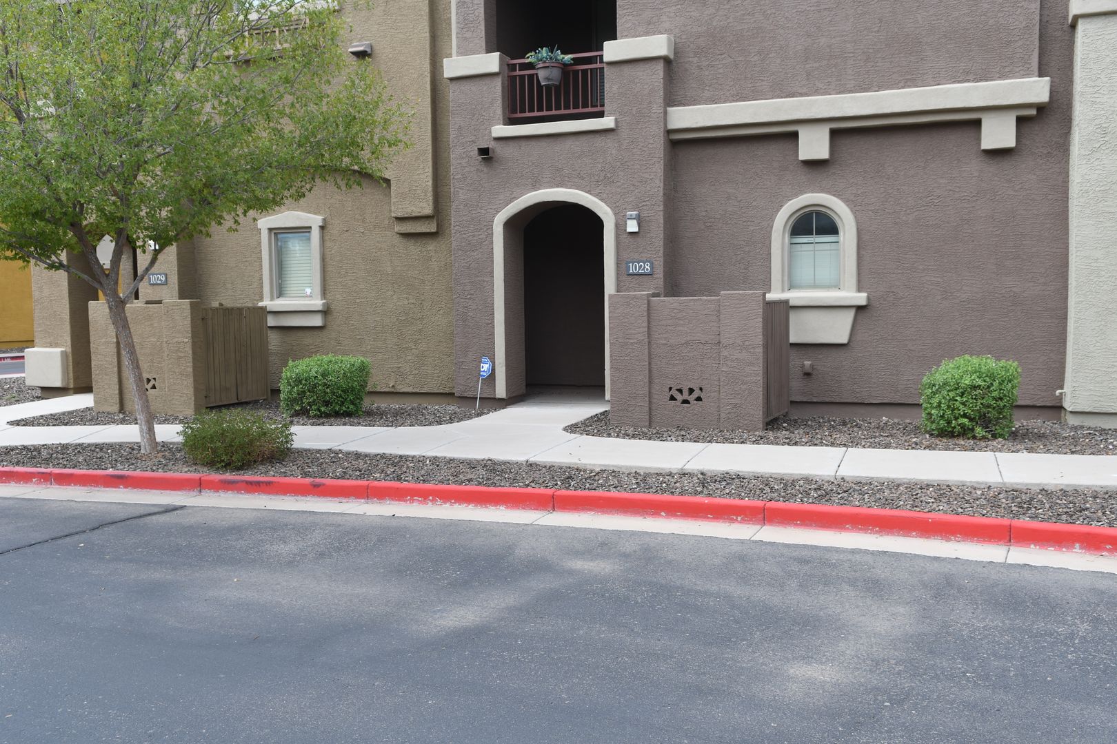Chandler House: 900 S 94th St