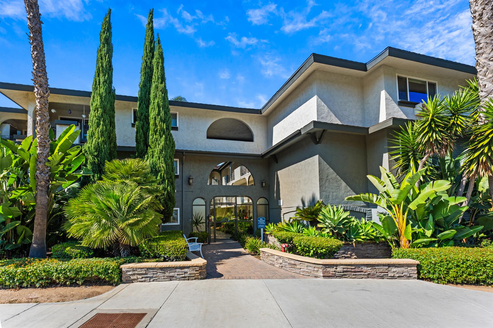 Costa Mesa Apartment: 400 Merrimac Way