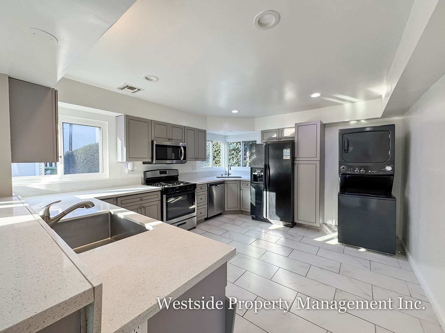 Playa Del Rey Condo: 8100 W. 83rd St.