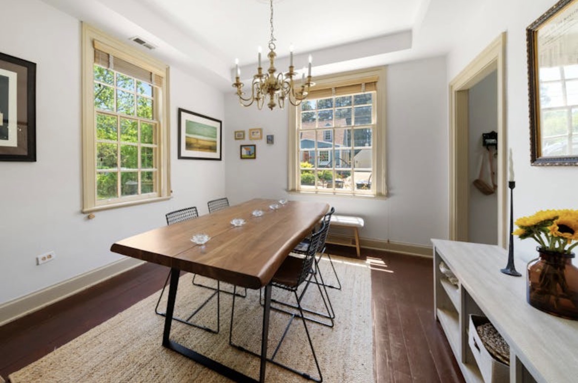 Williamsburg House: 111 Washington St