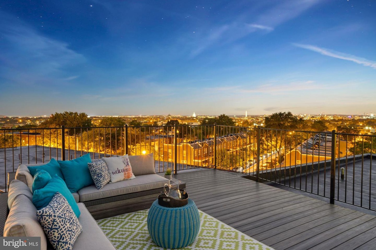 Washington Condo: 1143 Summit St NE