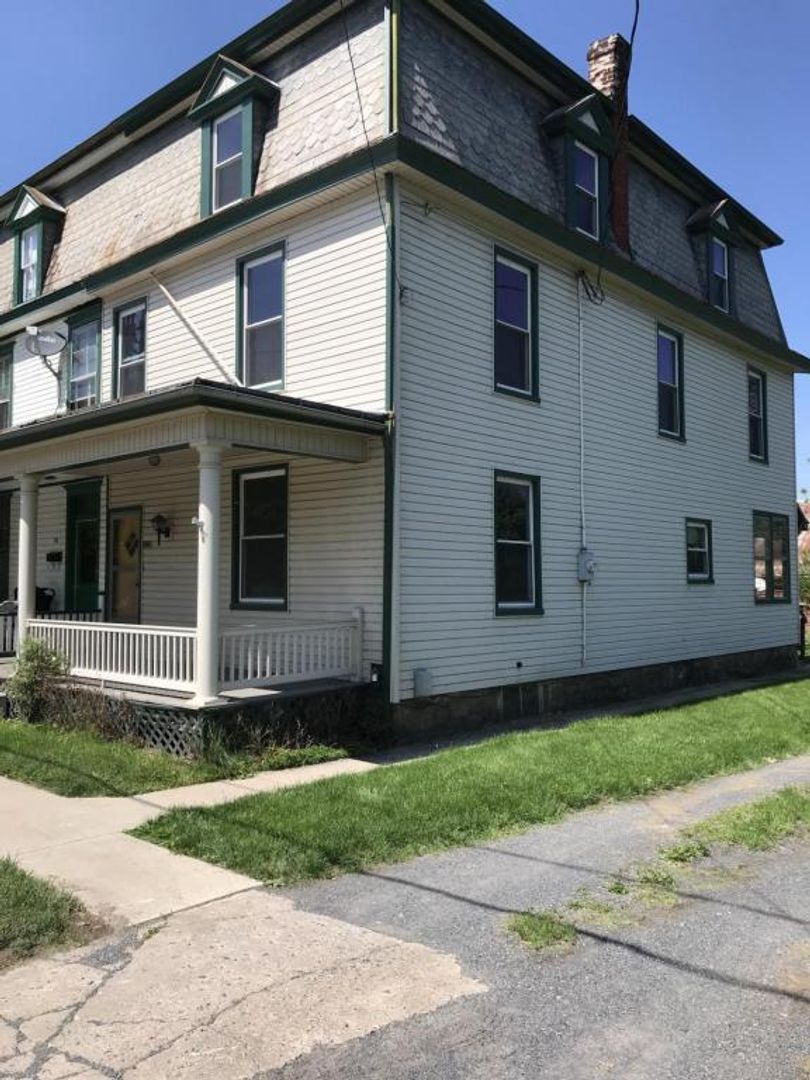Newport House: 313 S 4th St
