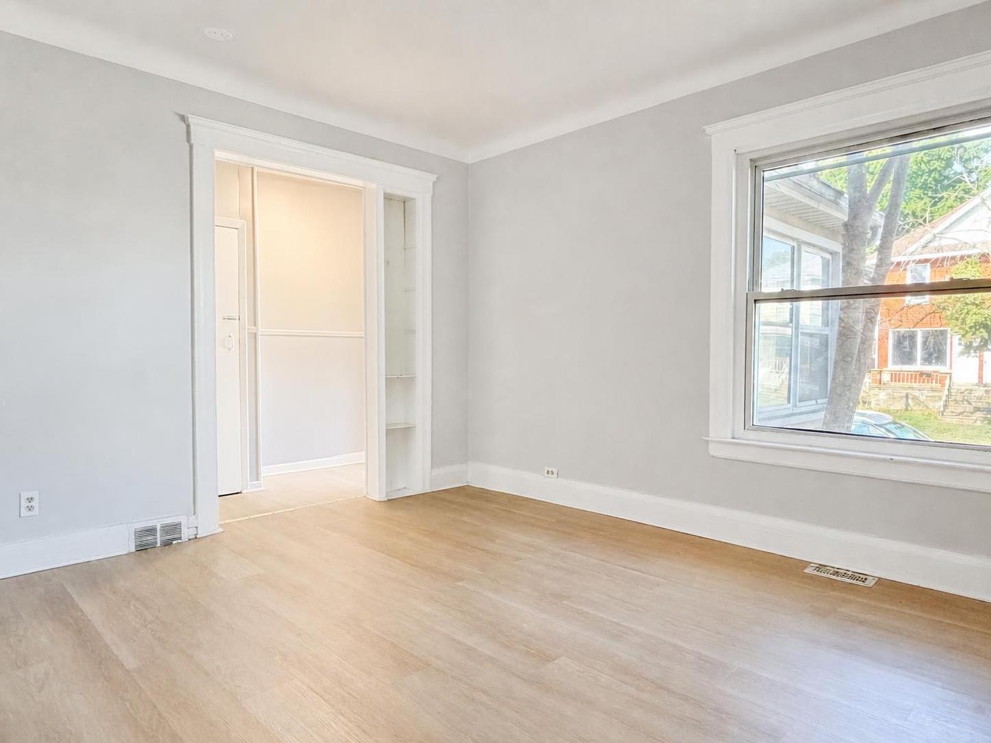 Windsor Condo: 1011 Albert Rd