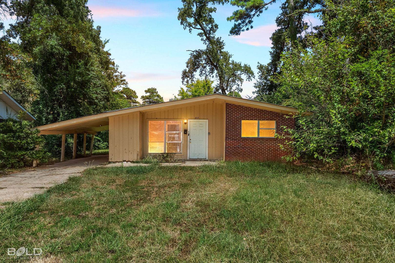 Shreveport House: 835 Pine Tree Drive
