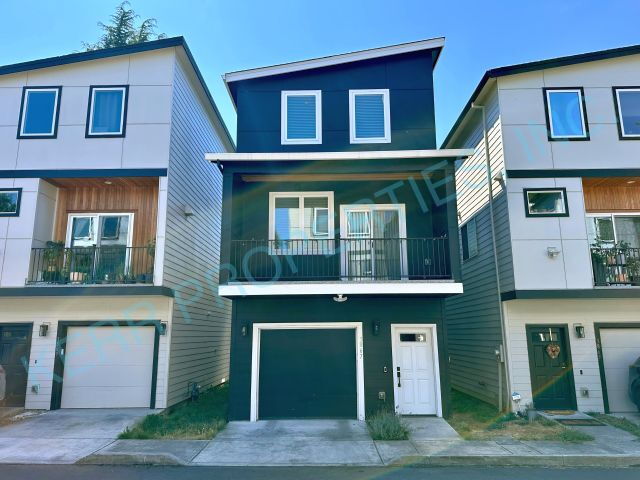 Portland Townhome: 3867 SE 92nd Ave