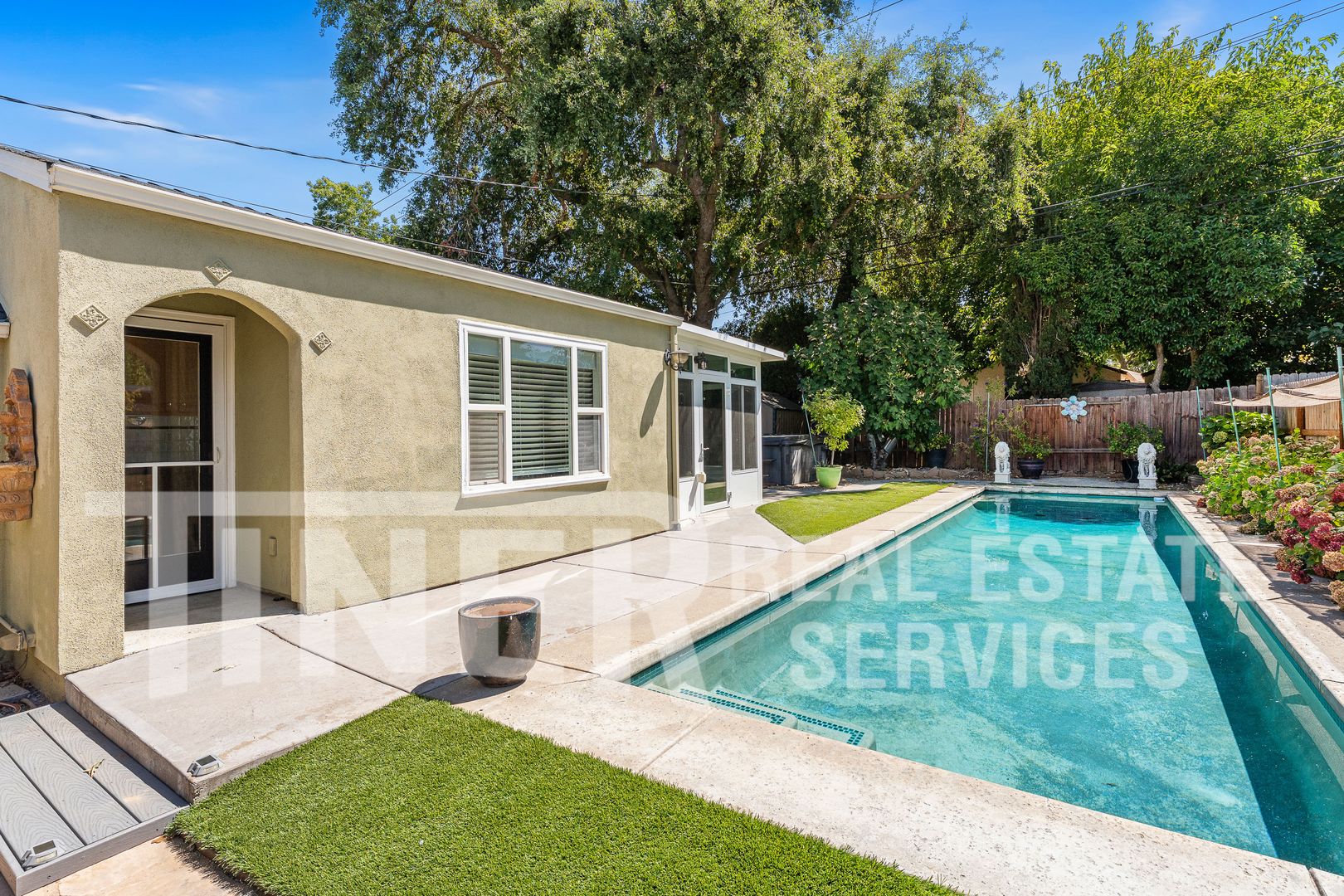 Sacramento House: 657 40th St