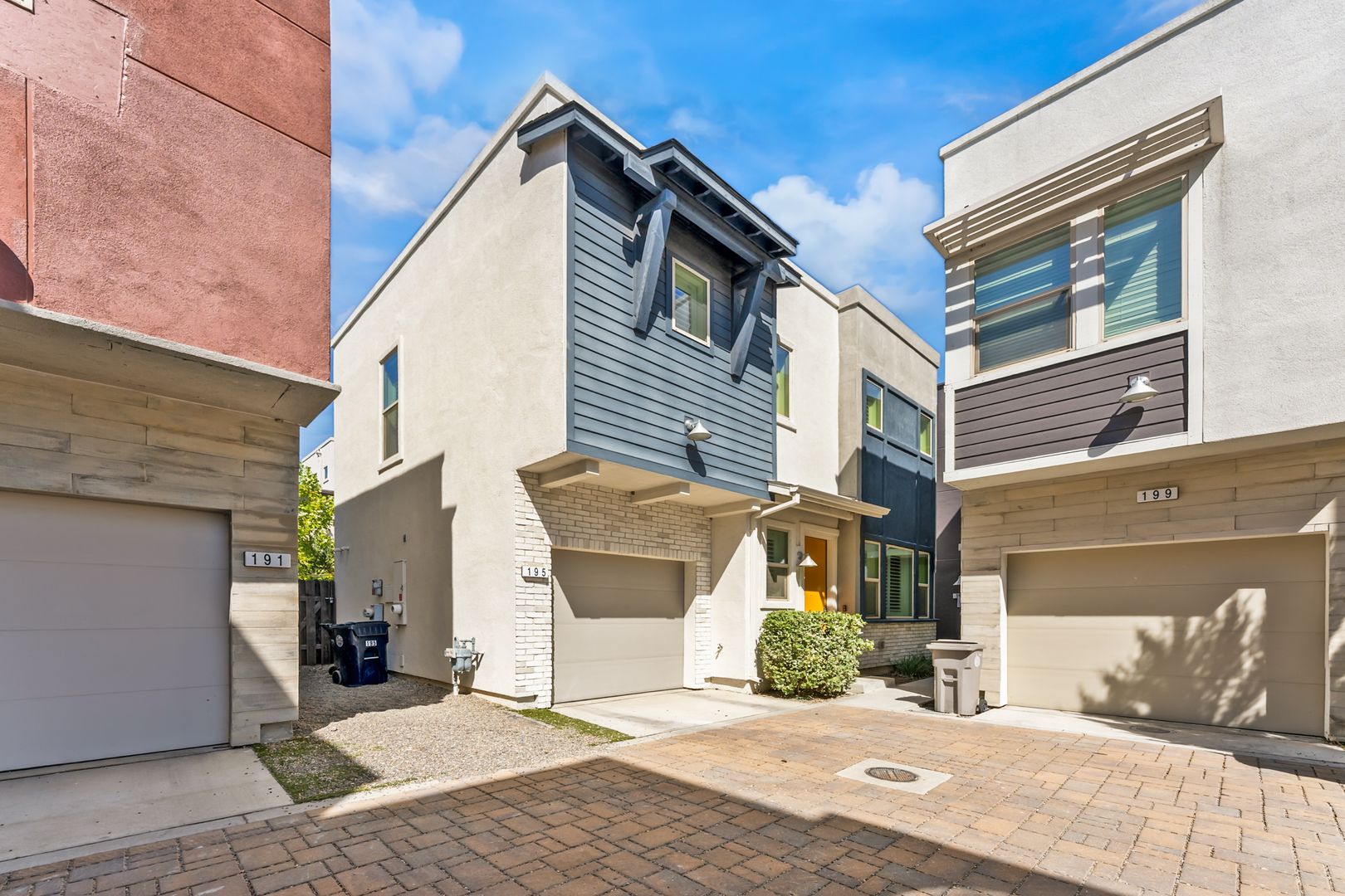 Sacramento House: 195 Log Pond Lane