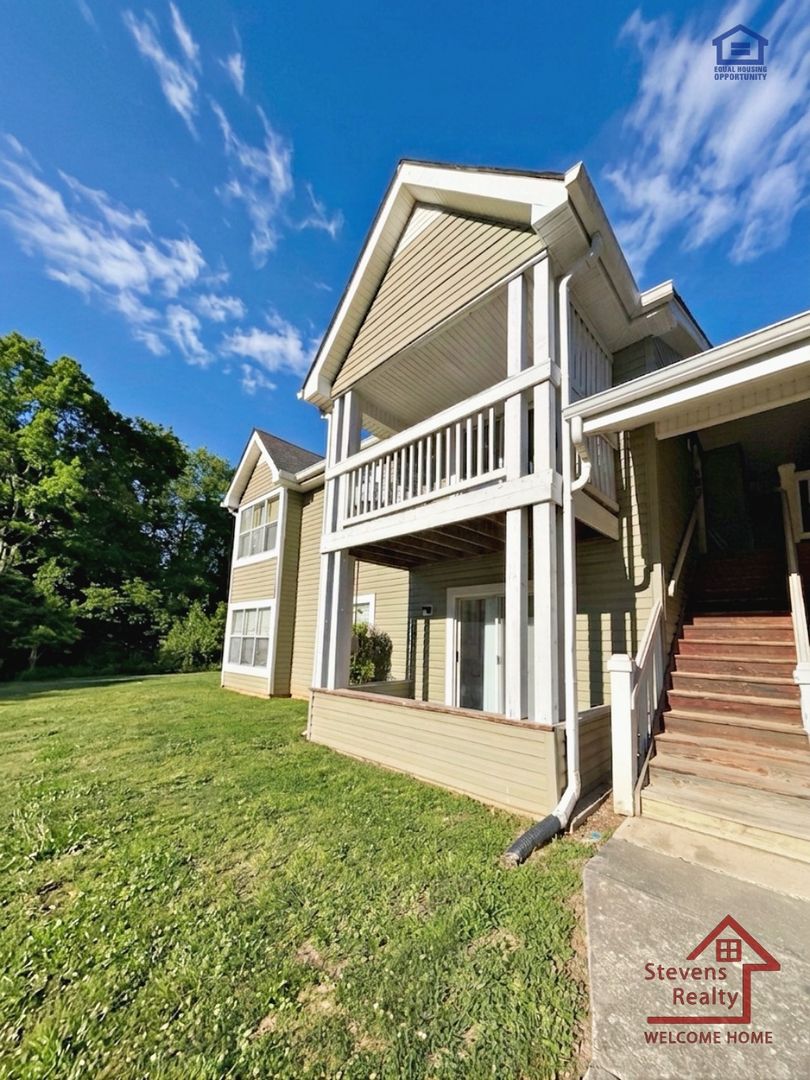 McMinnville Apartment: 430 Oriole Dr