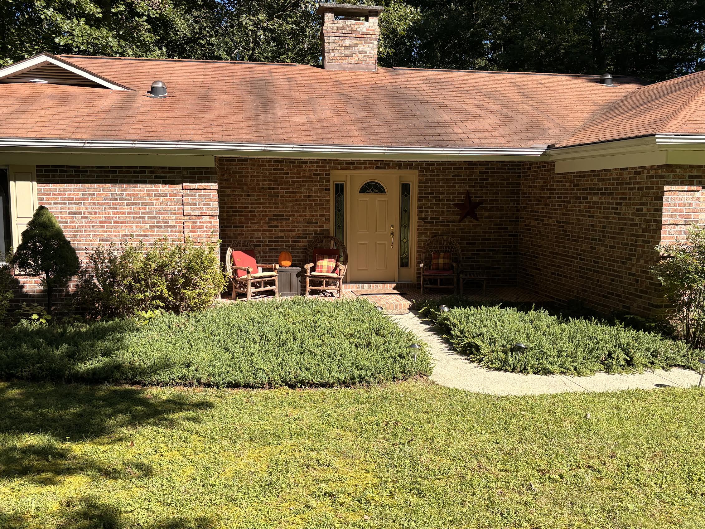 Hendersonville House: 202 Thomas Road