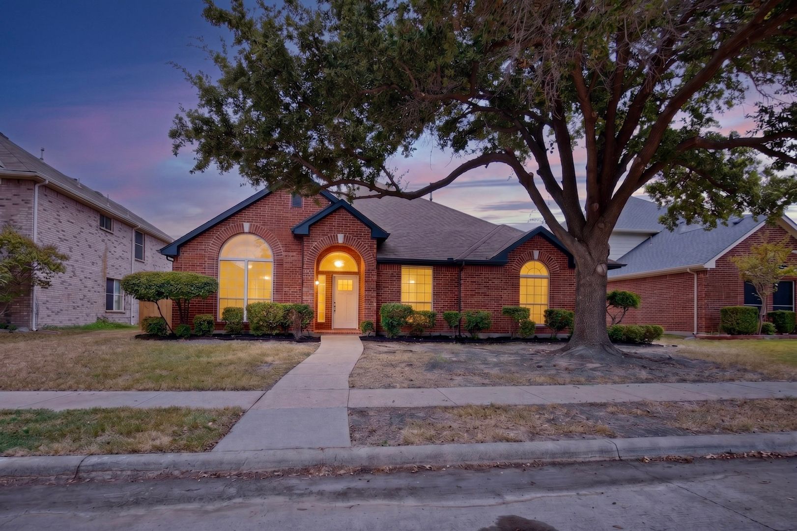 Rowlett House: 7314 Gillon Dr