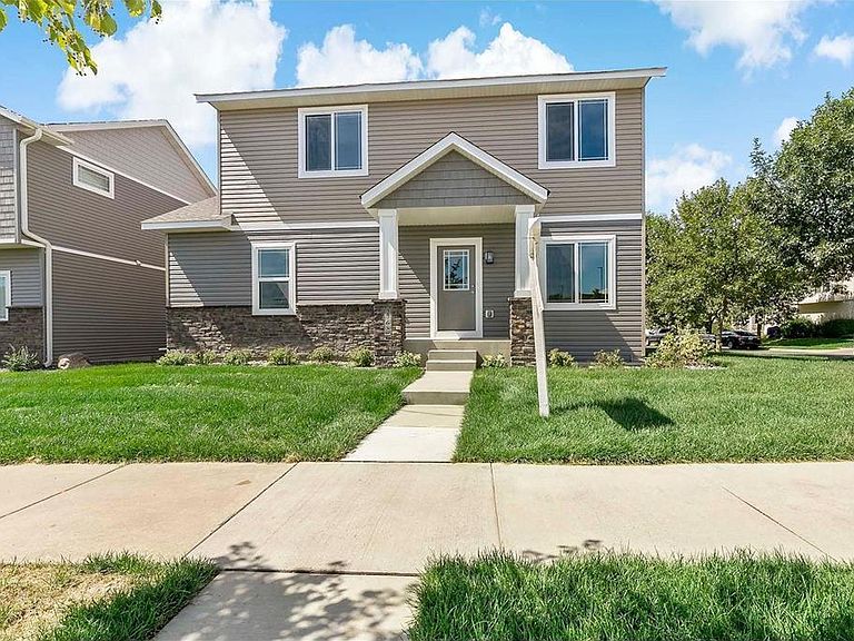Chaska House: 2768 Clover Ridge Dr