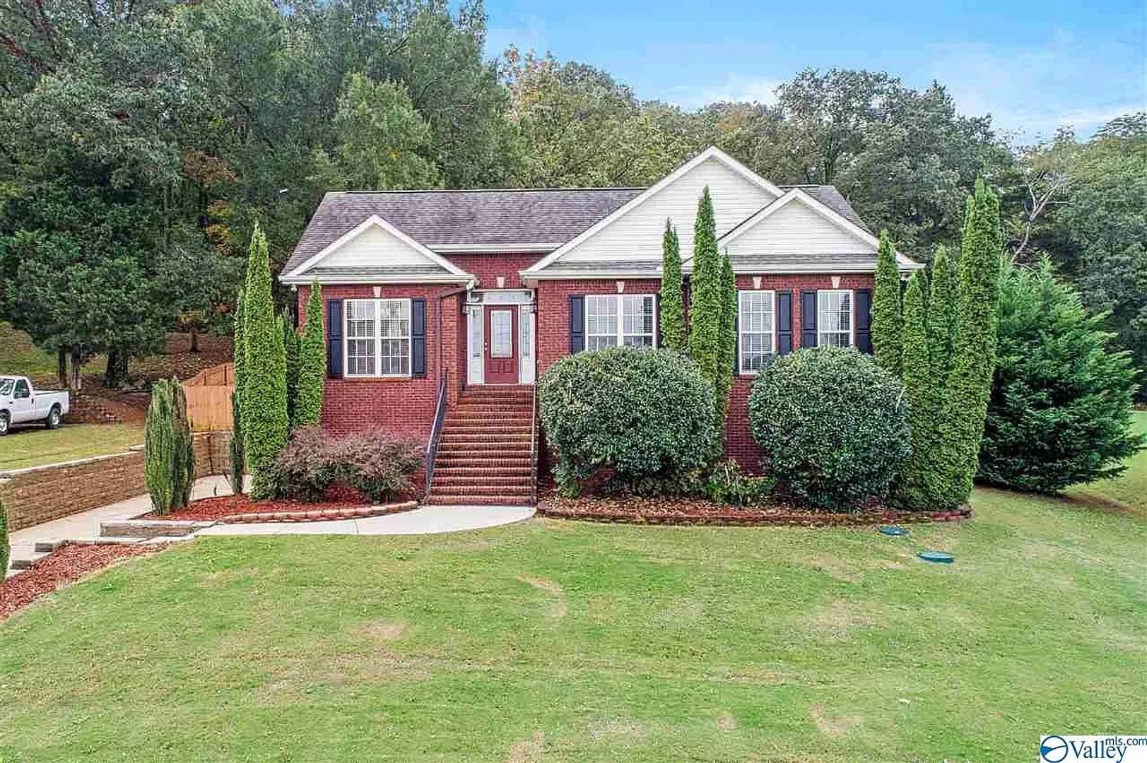 Harvest House: 116 Burwell Cove Dr, Harvest, AL 35749, USA