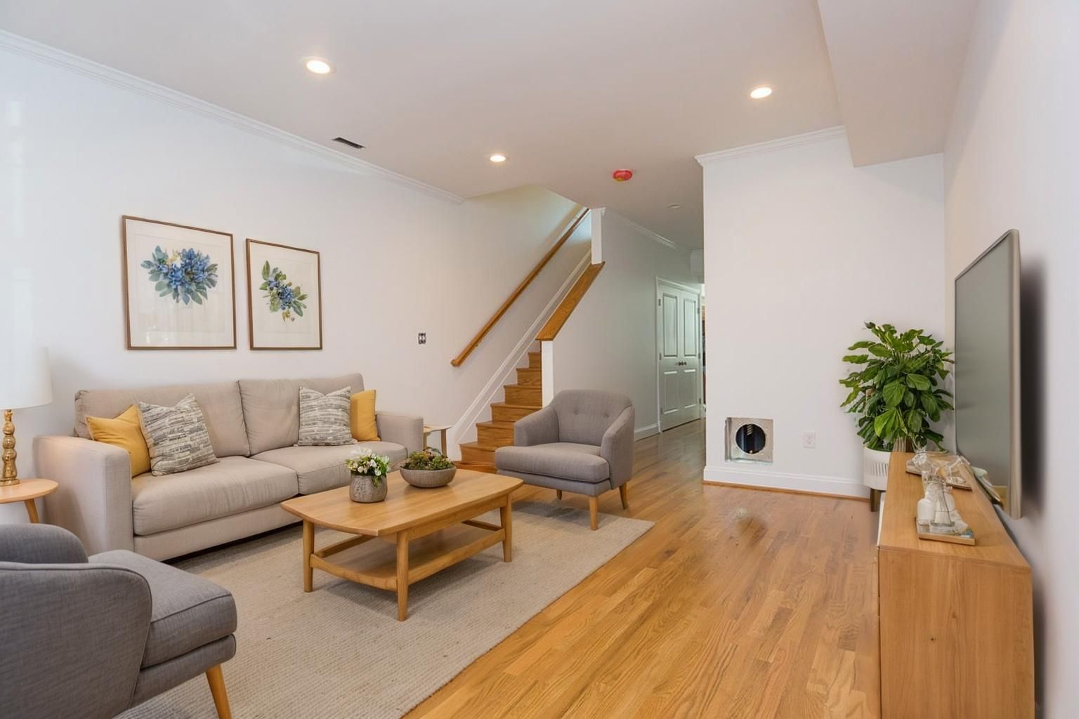 Washington House: 452 N St NW