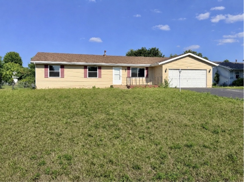 South Beloit House: 14135 De La Tour Dr