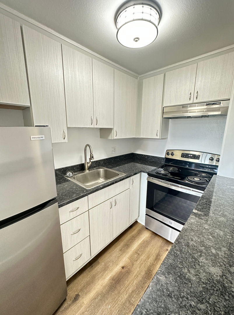 Englewood Apartment: 3377 S Clarkson St