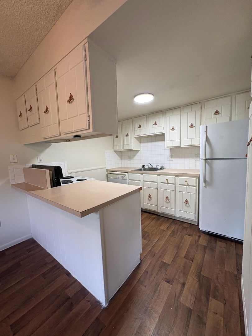 Lakewood Apartment: 915 Carr St