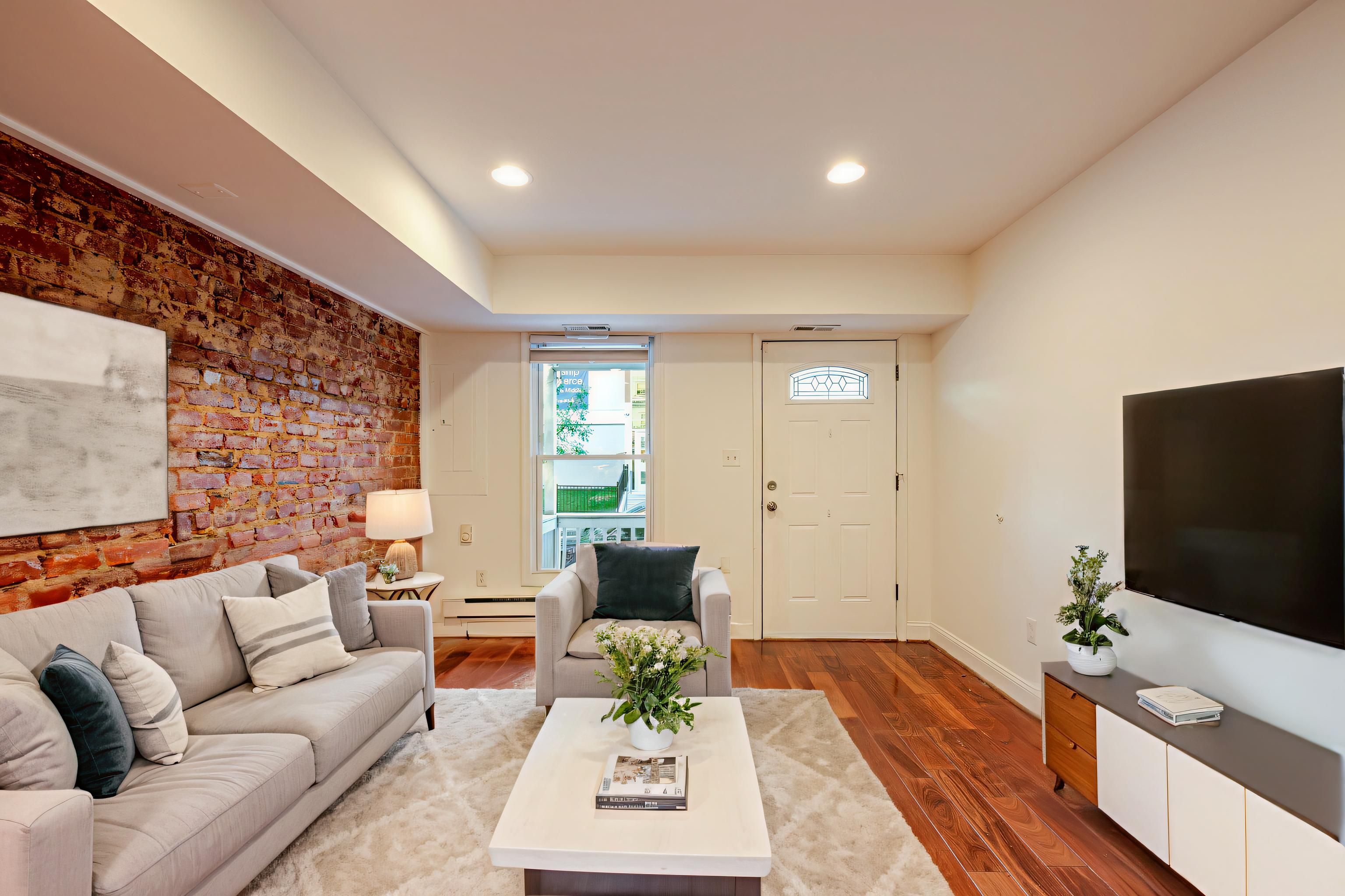 Washington House: 708 19th St NE