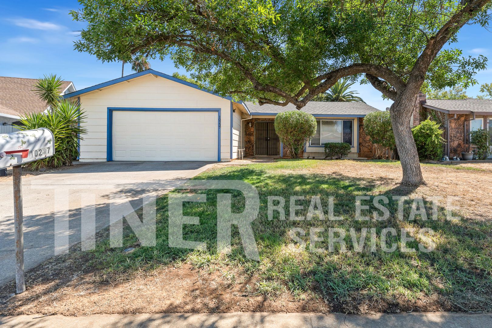 Sacramento House: 10237 Country Way