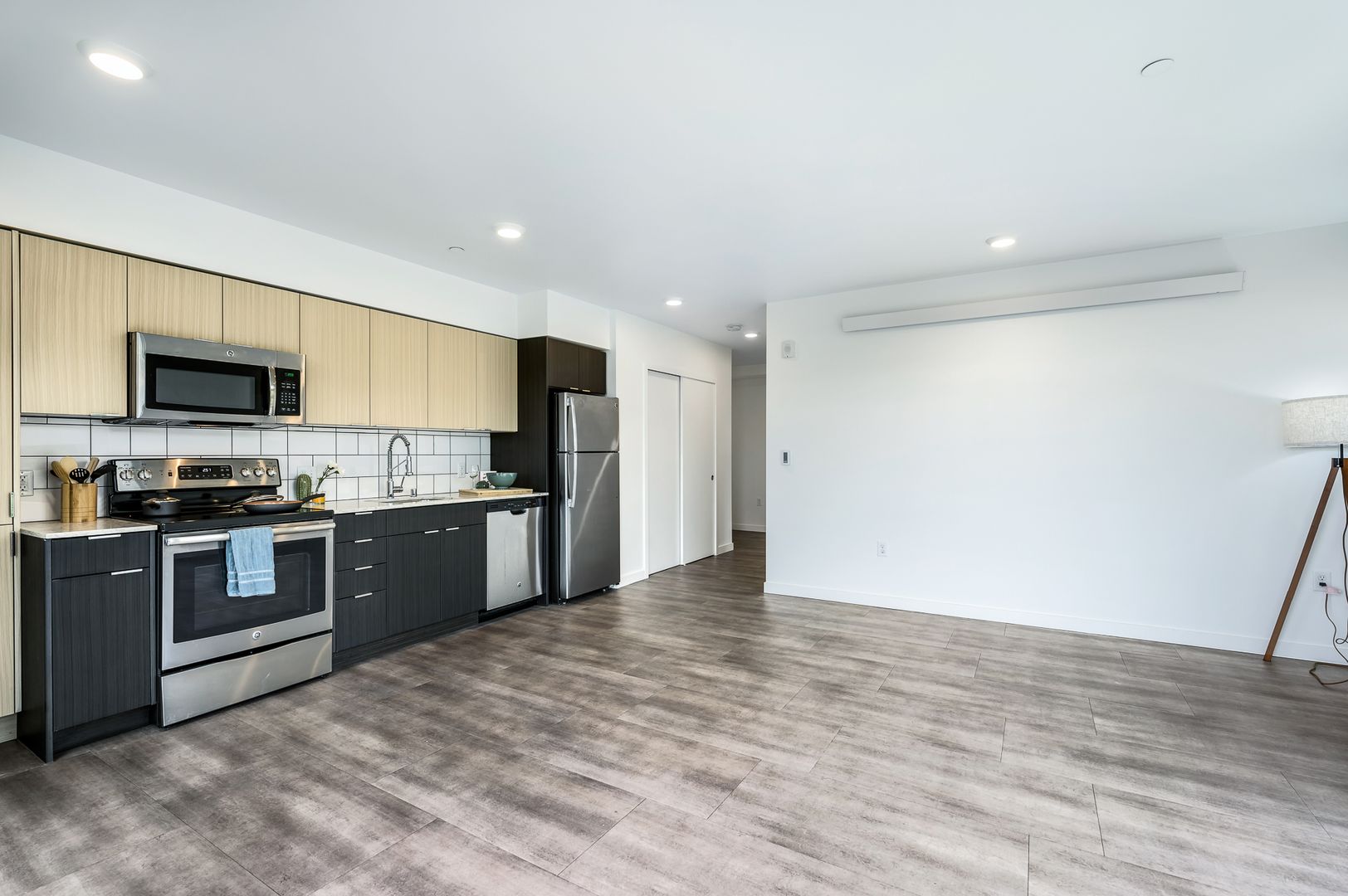 Seattle Apartment: 3200 16th Ave W
