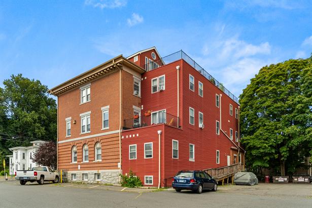Naugatuck Condo: 223 Meadow St